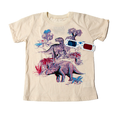 3D Dino　3,990円(税込)→¥2500(税込) 恐竜が蘇る!? 今、話題の3Dデザインです。3DメガネもセットのファンキーなTシャツ!飛び出す恐竜Tシャツでお友達をワッと驚かしちゃおう! 素材、綿100%。 