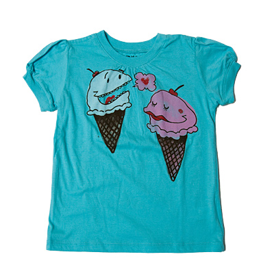 ICE CREAM LOVE ¥3990(税込)→¥2500(税込) 愛を語らう、アイスクリームちゃん。 おっきなお口が可愛いです♪ 首周りに少し絞りが入っているのと、袖が若干膨んでいるような形になっているのが、女の子らしい一枚。 素材は綿100%です。 KidsTシャツ:3歳から6歳くらいまで 