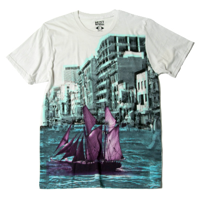 全面的にプリントされていますが、しっとりとしたプリントで意外にやわらか、水色と紫の色がとてもきれいなTシャツです。デザインコンセプトは温暖化を思わせるようなシリアスな内容ですね。 Flooding The Street 4,305円(税込) 