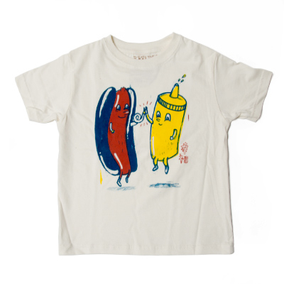 Hot Dog High 5 - Kids 3,990円(税込)→2,500円(税込) 幸せのハイタッチ! マスタードの横に幸福って描かれているのが、 日本好きな外人さんみたいでカワイイ! オーガーニックコットンなのに、プリントがジャンクフードっていうのが面白い一枚! 