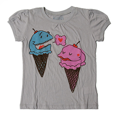 ICE CREAM LOVE 　4,104円(税込)→¥2500(税込) 愛を語らう、アイスクリームちゃん。 おっきなお口が可愛いです♪ 首周りに少し絞りが入っているのと、袖が若干膨んでいるような形になっているのが、女の子らしい一枚。 Kids用Tシャツ:3歳から5、6歳くらいです。 